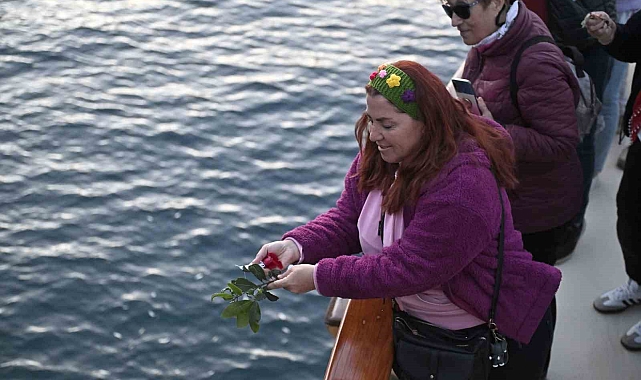 Yazılan dilekler, Akdeniz'in mavi sularına bırakıldı