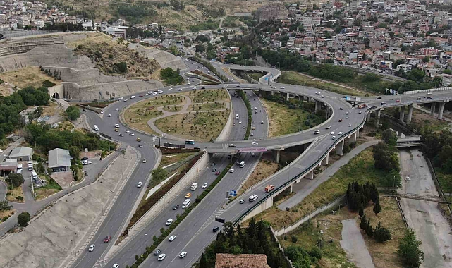 Yeşildere Köprülü Kavşağı, güzergahı kullanan sürücülere 'Survivor'u yaşatıyor
