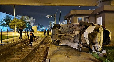 Yolcu treni ile çarpışan otomobil devrildi