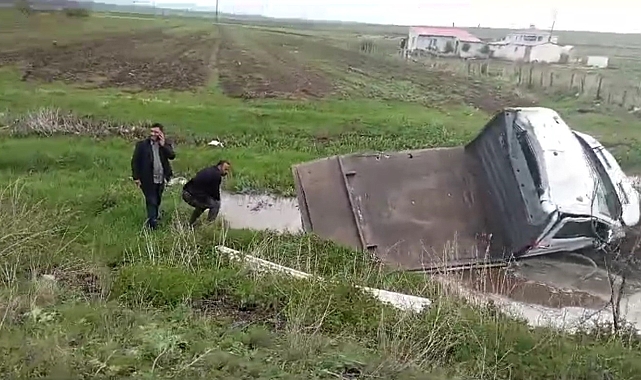 Yoldan çıkan kamyonet, çamura saplandı