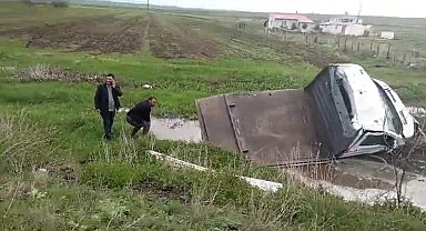 Yoldan çıkan kamyonet, çamura saplandı