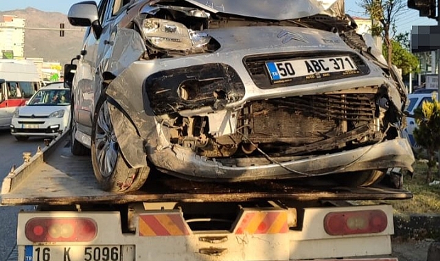 2 otomobilin çarpıştı, 3'ü ağır, 6 kişi yaralandı