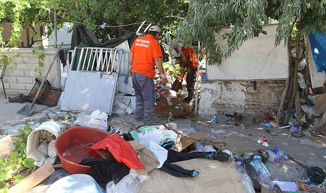 5 kamyon ve 3 traktör dolusu çöp çıktı