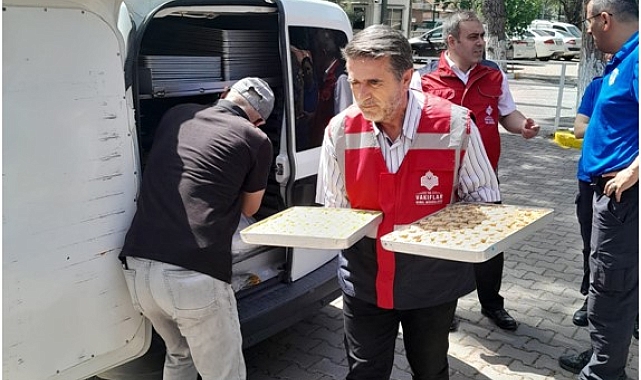 500 mahkuma tatlı dağıtıldı