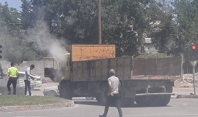Adıyaman'da, seyir halinde olan bir kamyon alev aldı
