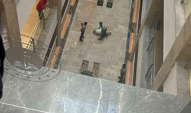Adliyenin 3'üncü katından merdiven boşluğuna atlayarak intihar etti