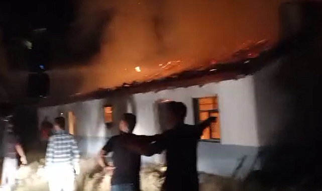 Afyonkarahisar'da Yıldırım Düşen Besihanede Yangın Çıktı, 5 Kişi  Hastanelik Oldu