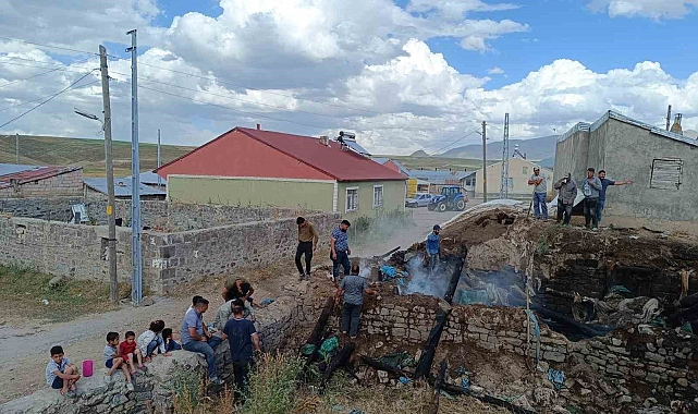 Ağrı'da ahırda çıkan yangın korkuttu