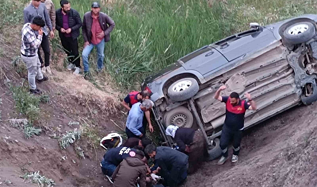 Ağrı'da otomobil uçuruma yuvarlandı: 4 yaralı