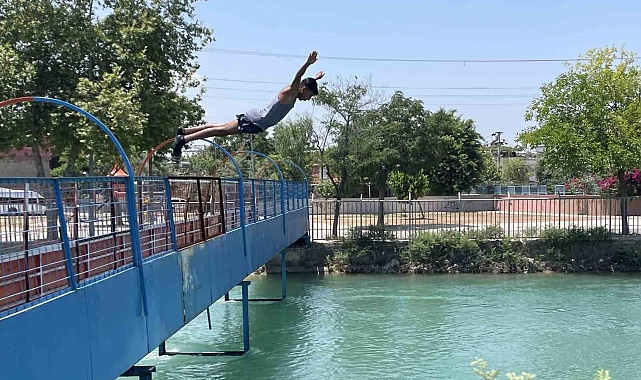 Akrobatik hareketlerle sulama kanalına atlayan çocuklar, yürekleri ağızlara getirdi