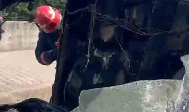 Alev topuna dönen minibüse yoldan geçen beton mikserinin suyu ile müdahale edildi