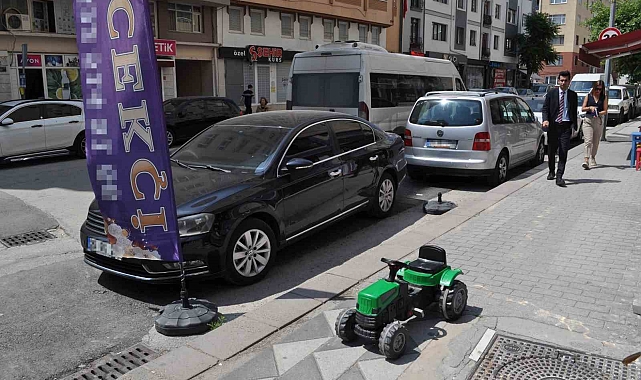 Aracını, Park engeli gördüğü esnafın üzerine sürdü