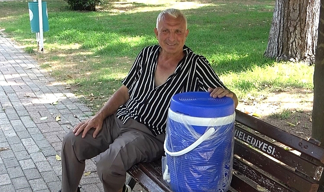 Aşırı sıcakların yaşandığı Adana'da, termosla geziyorlar