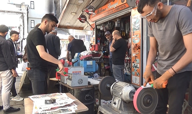 Bayram'a 2 gün kala vatandaşlar bıçakçıların yolunu tuttu