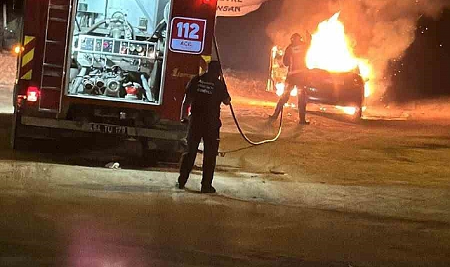 Benzin kaçağı, park halindeki otomobilin alev almasına sebep oldu