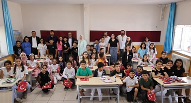 Cantürk Alagöz karne alan öğrencilerin heyecanına ortak oldu
