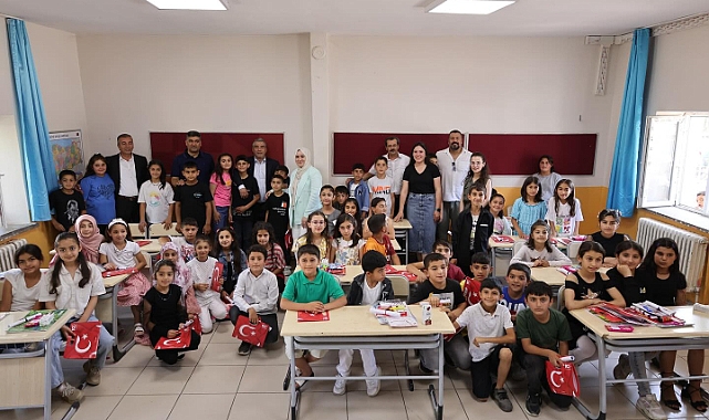 Cantürk Alagöz karne alan öğrencilerin heyecanına ortak oldu