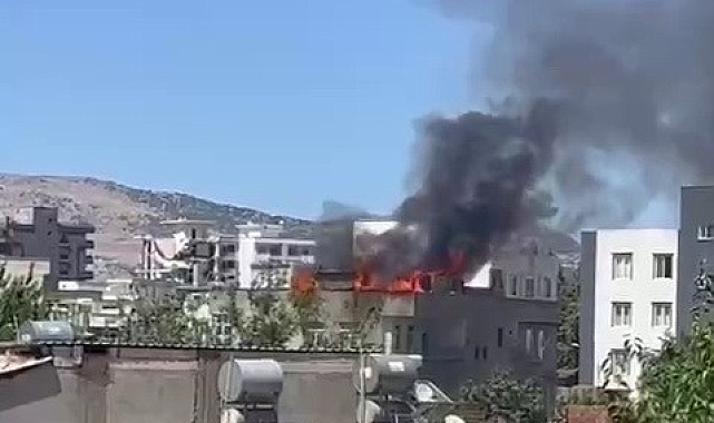 Çatıda çıkan yangın paniğe neden oldu