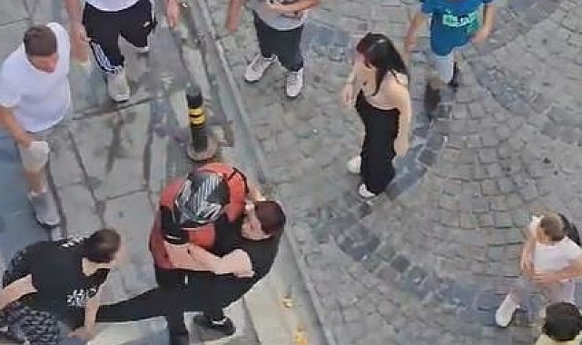 Çocuk kavgasına büyükler dahil olunca, tekmeler havada üçüştü