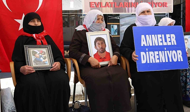 Çocukları PKK tarafından kaçırılan aileler, oturma eylemini sürdürüyor