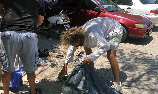 Çöpler, uzun süre toplanmayınca, mahalle muhtarı eline poşeti alarak çöpleri topladı