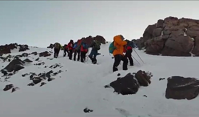 Dağcılar, kar ve fırtınaya rağmen zirveye ulaşmayı başardı
