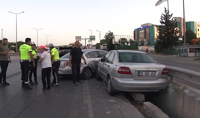 Direksiyon başında uyuyan sürücü 2 araca çarptı