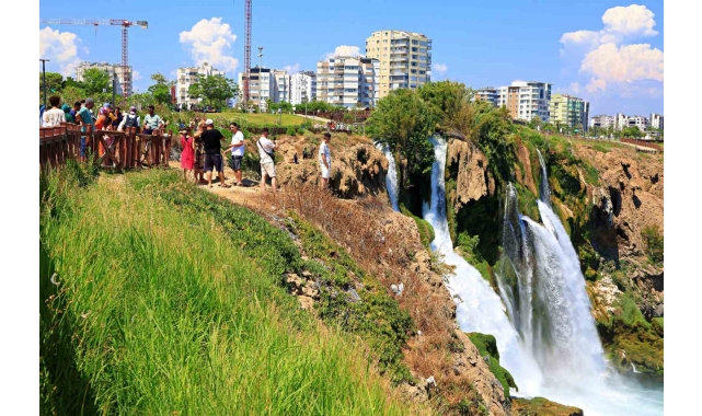 Düden Şelalesi'ne tatilci akını