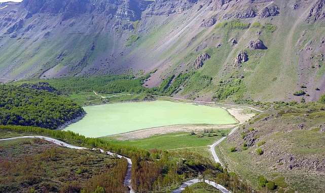 Dünyanın ikinci büyük krater gölü, turistleri ağırlamaya başladı