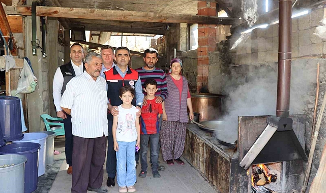 Dut pekmezi mesaisi yoğun bir şekilde sürüyor
