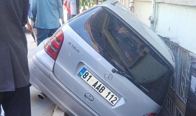 Elazığ'da bir Otomobil apartman boşluğuna düştü