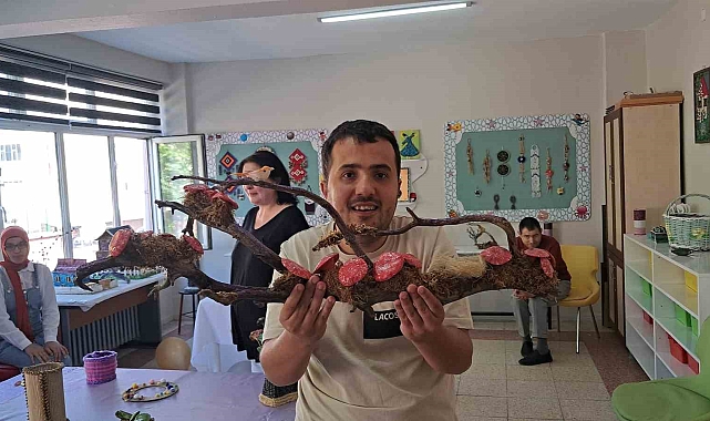 Engelli öğrenciler, atık malzemeleri esere dönüştürdü