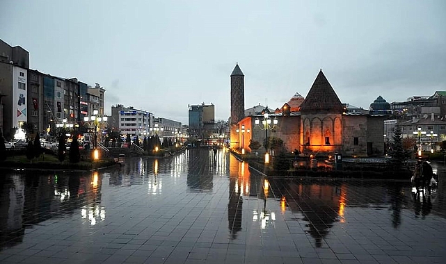 Erzurum'da bir anda bastıran sağanak ve dolu etkili oldu