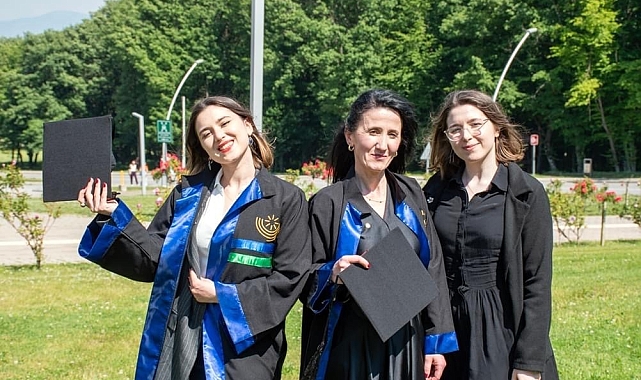 Güzel Sanatlar Fakültesi'nden anne ve kızı aynı gün mezun oldu