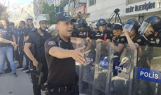 Hakkari Belediye Başkanı Mehmet Sıddık Akış'ın görevden alınması üzerine olaylar çıktı