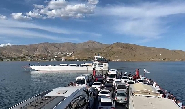 Hareket halindeki feribottan baraja atladı. Kayboldu