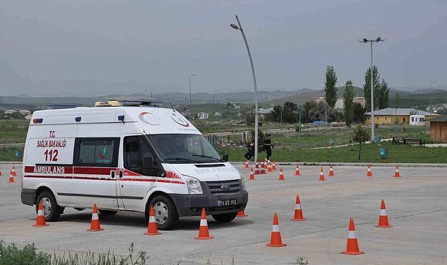 Hazırlanan özel parkurlarda ambulans sürüş eğitimleri nefes kesti