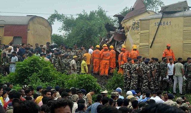 Hindistan'da tren kazasında, 8 kişi öldü, 60 kişi yaralandı