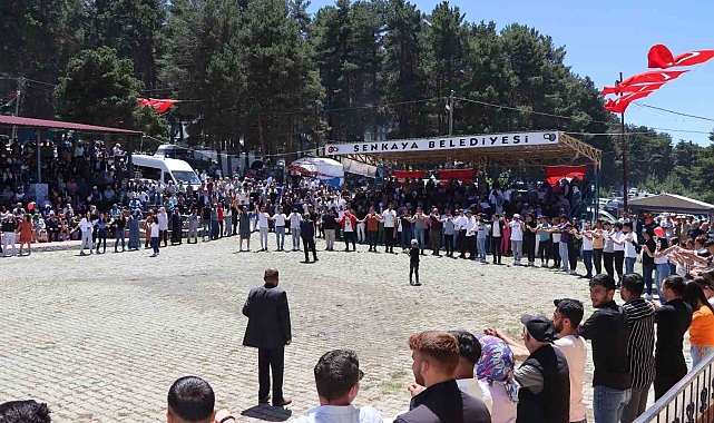 "Hoşgelişler ola Mustafa Kemal Paşa" parçasını davetliler ayakta alkışladı