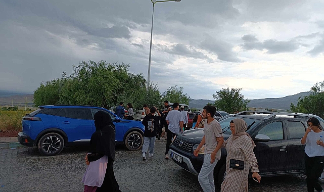 Iğdır'da YKS'den çıkan öğrencilere yağmur sürprizi