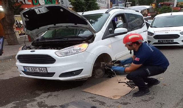 Iğdır İtfaiyesinde bir günde iki kedi kurtarma operasyonu