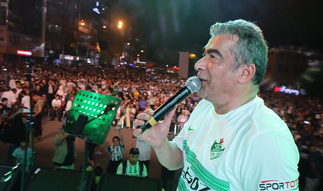 Iğdırlı Türk halk Müziği Sanatçısı Ayyıldız, Alagöz Holding Iğdır FK için yaptığı marşını kutlama gecesinde okudu