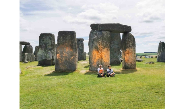 İngiltere'de çevreciler Stonehenge taşlarına turuncu toz boya püskürttü