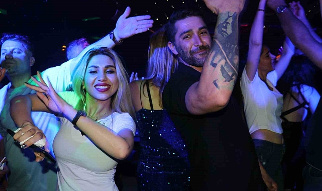 İranlı turistler, ülkelerindeki 2 günlük tatili değerlendirmek için Van'a akın ettiler