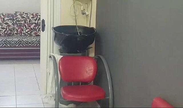 Kadın kuaföründeki saç yıkama koltuğuna giren yılan, paniğe neden oldu