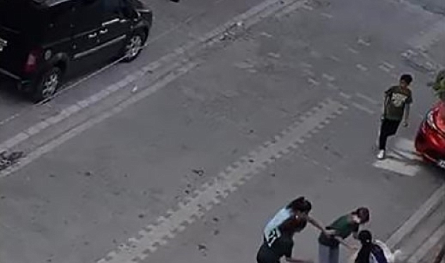 Kadınlar, taşla bıçakla birbirlerine saldırdı