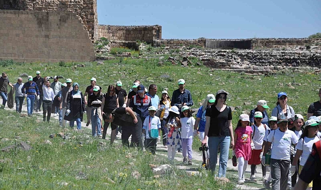 Kars Ani Ören Yeri'nde, çöp toplama etkinliği düzenlendi