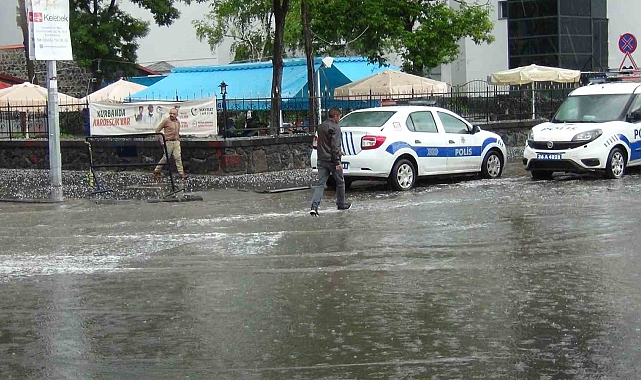 Kars'ta cadde ve sokaklar sular altında kaldı