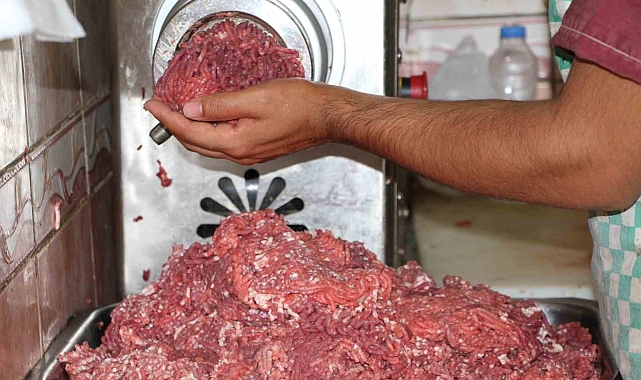 Kasapların kıyma mesaisi devam ediyor
