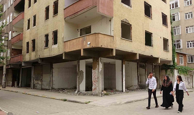 "Kolonlar ikiye bölünmüş ama bina halen ayakta"
